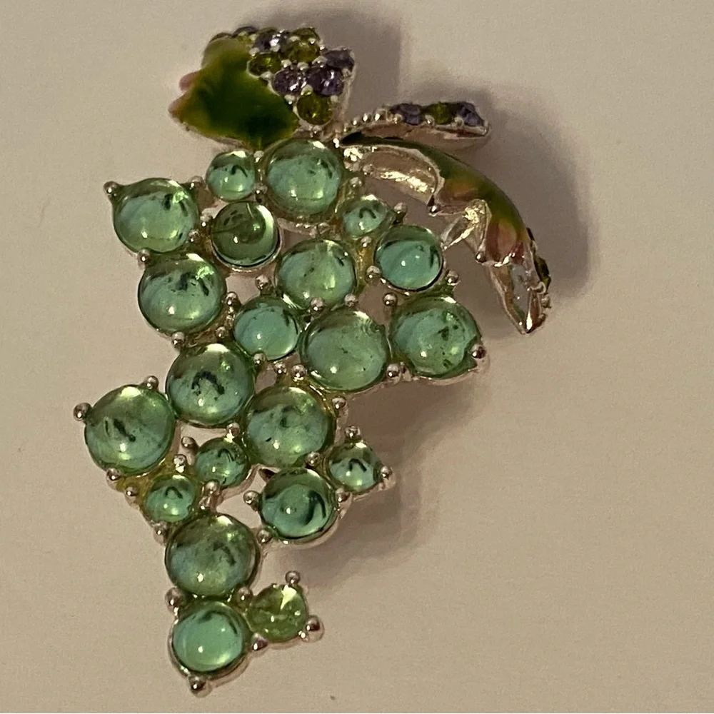 MONET BROOCH PIN GREEN GRAPES BUNCH CLUSTER ENAMEL LEAVES PURPLE RHINESTONES
